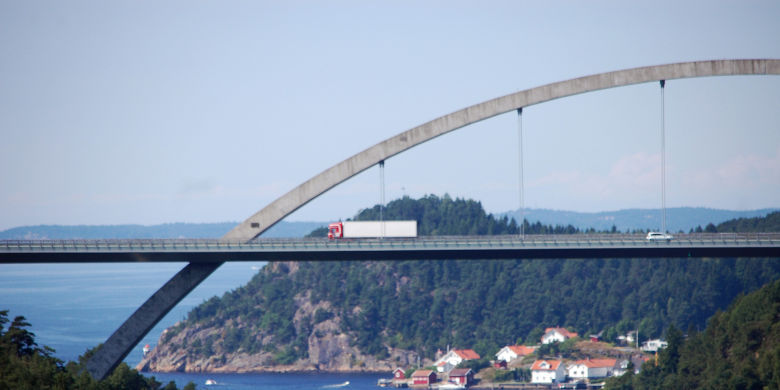 Bro över flod med bilar som kör. Foto.
