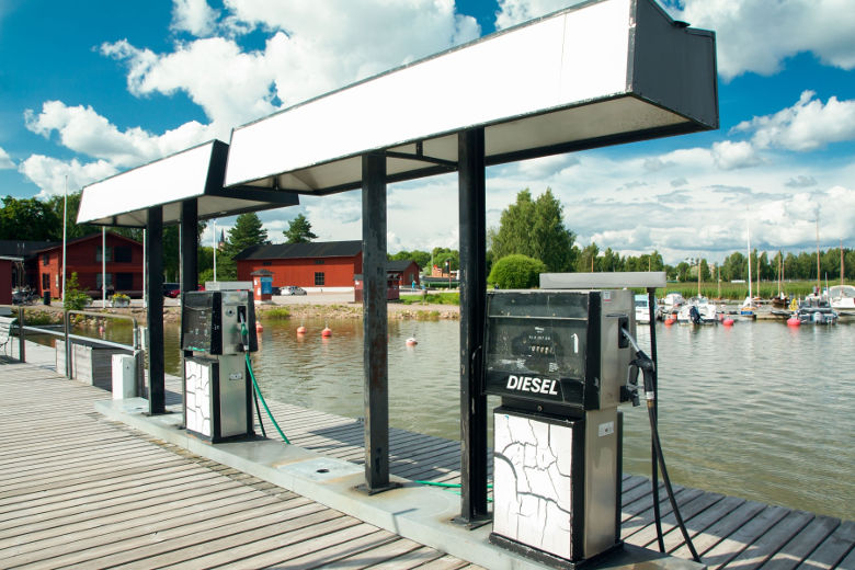En tankstation avsedd för båtar med en dieselpump. Foto.