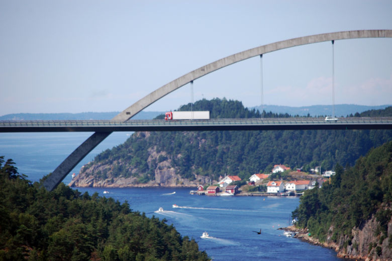 Bro över flod med bilar som kör. Foto.