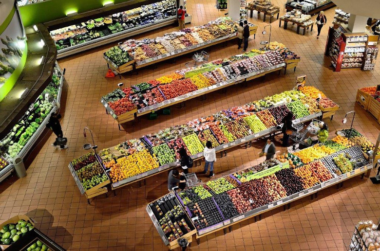 En färgglad frukt- och grönsaksavdelning i en livsmedelsaffär. Foto.