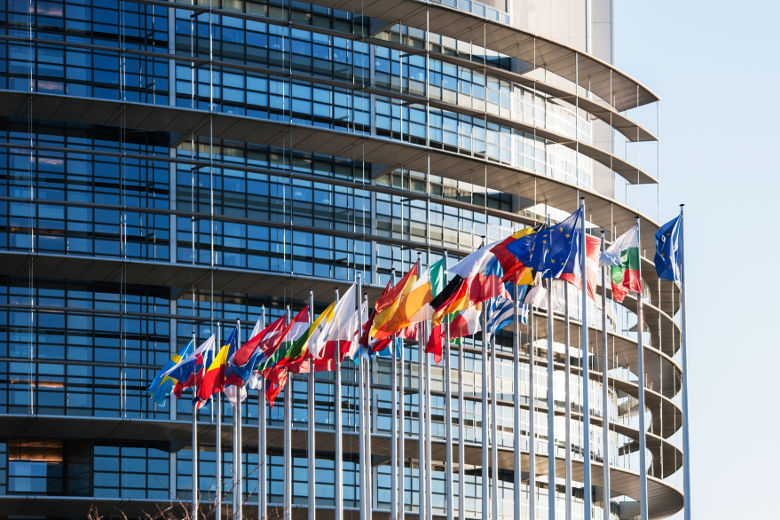 EU:s medlemsländers flaggor framför EU-parlamentets byggnad i Strasbourg, Frankrike. Foto.